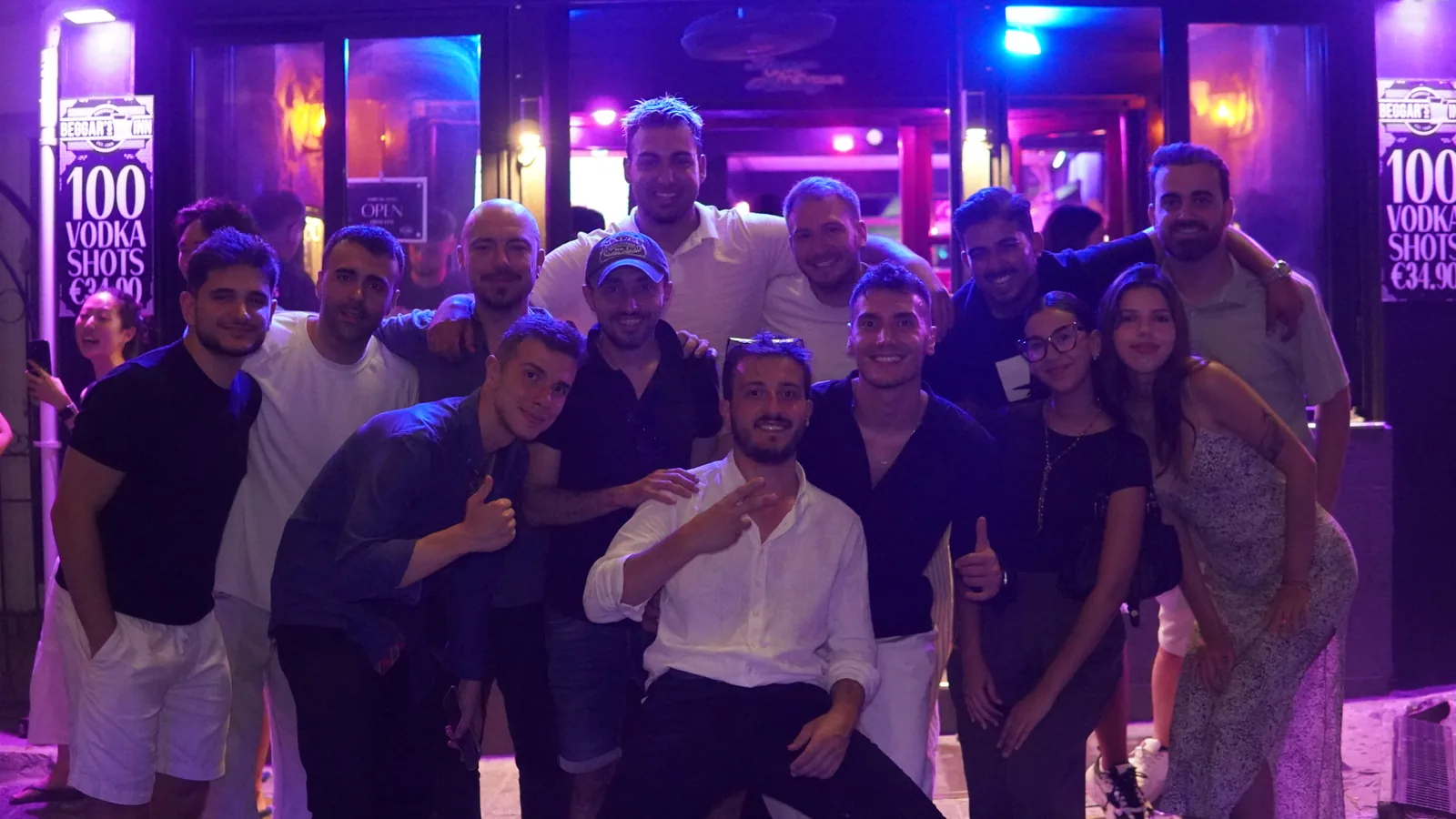 Akşam Paceville'de arkadaşlarla